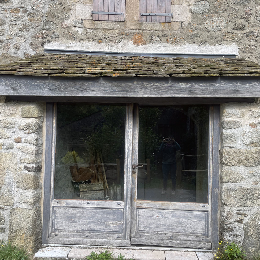 Rénovation d'une porte de maison montagnarde